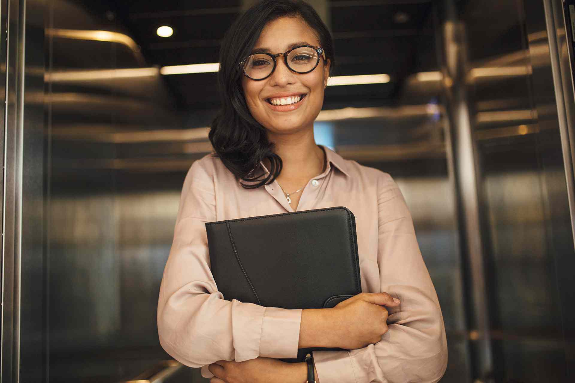 Weibliche Konzernmitarbeiterin im Bereich Personalmanagement gibt positives Feedback zur strukturierten Herangehensweise von Baum Management Consulting & Education