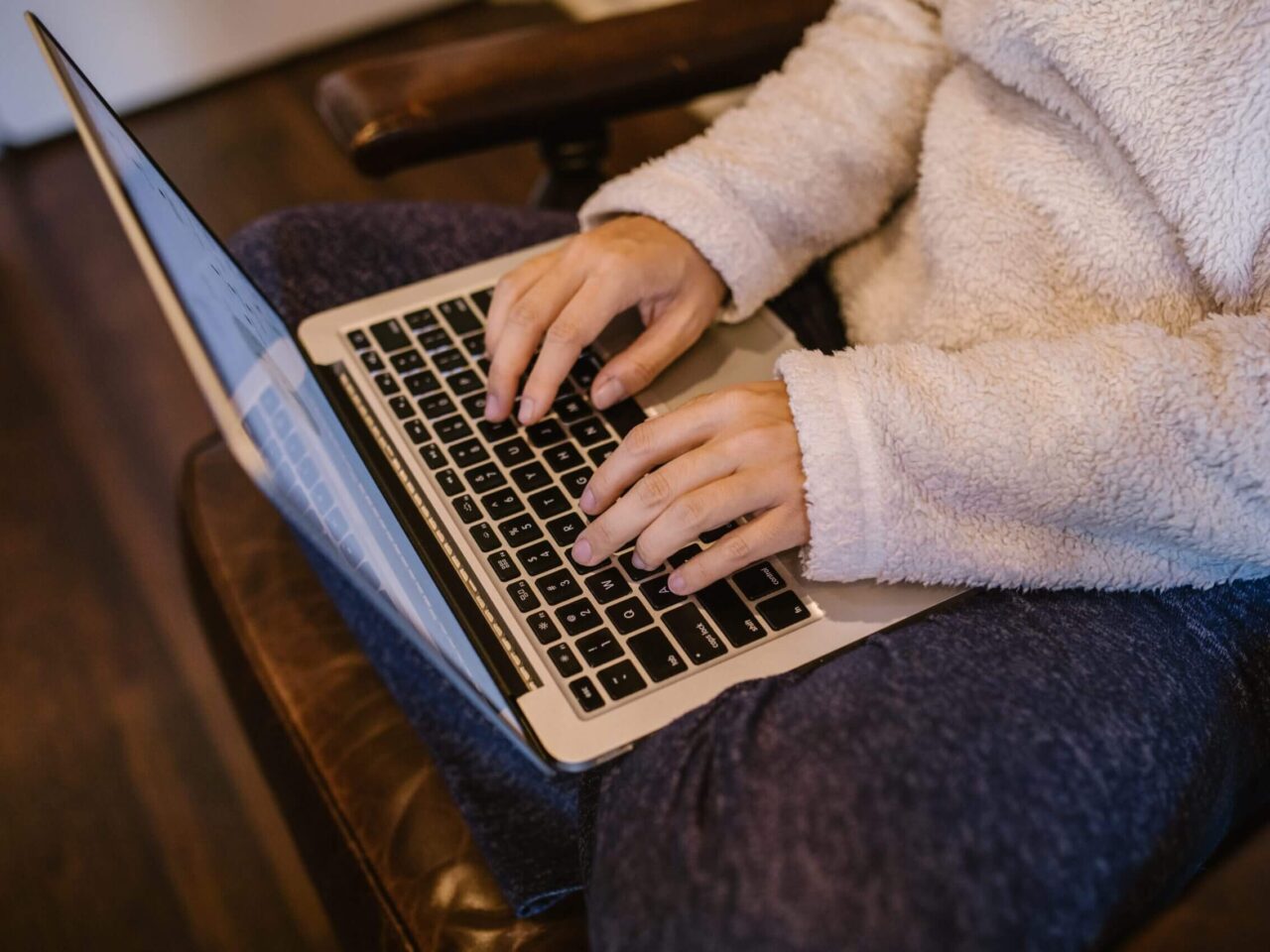 Laptop-Nutzer während der SAP SuccessFactors Implementierung – globale Projektarbeit