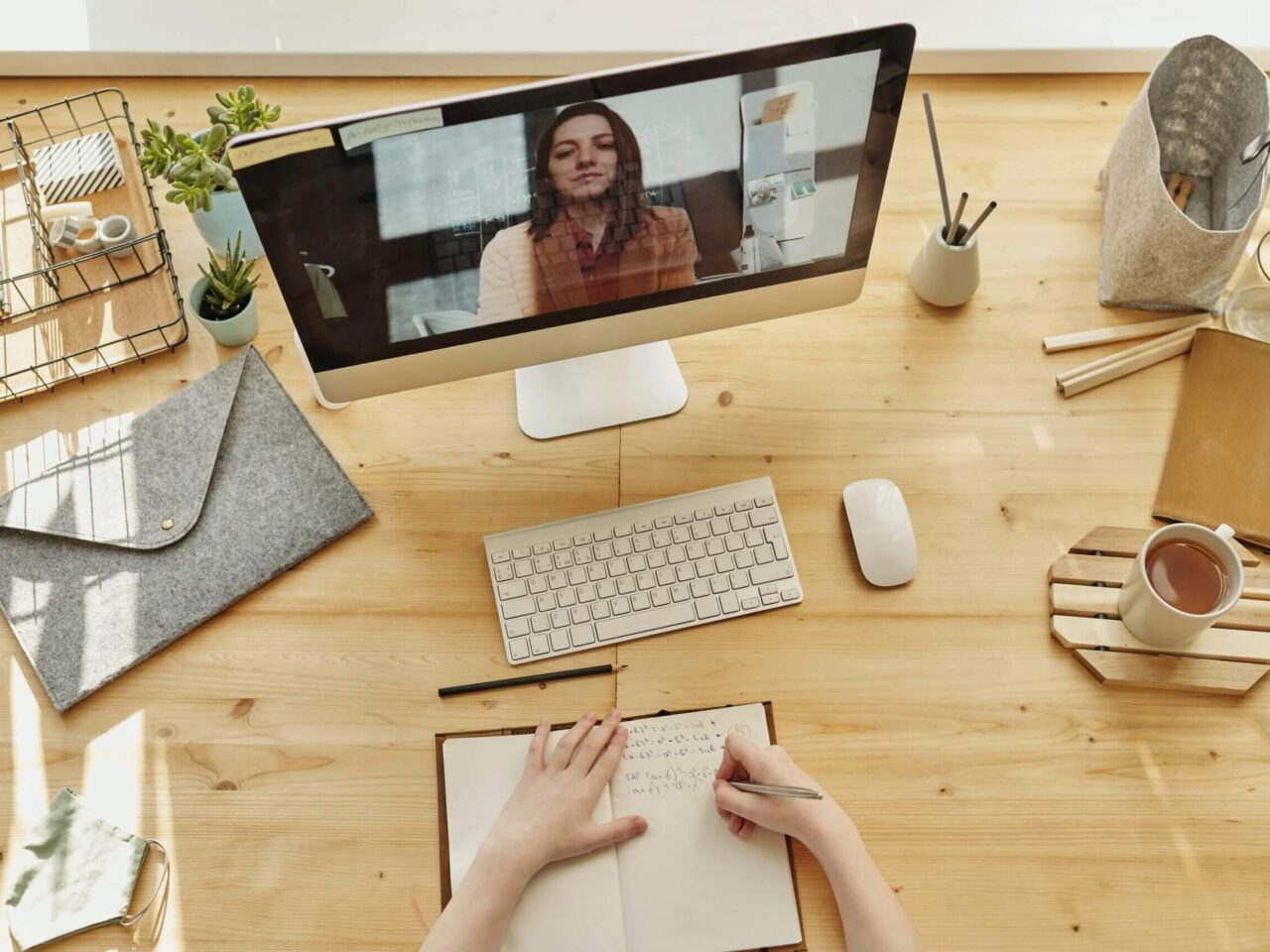 Mitarbeiter in einer Videokonferenz während der globalen Implementierung eines E-Learning-Systems und Autorentools