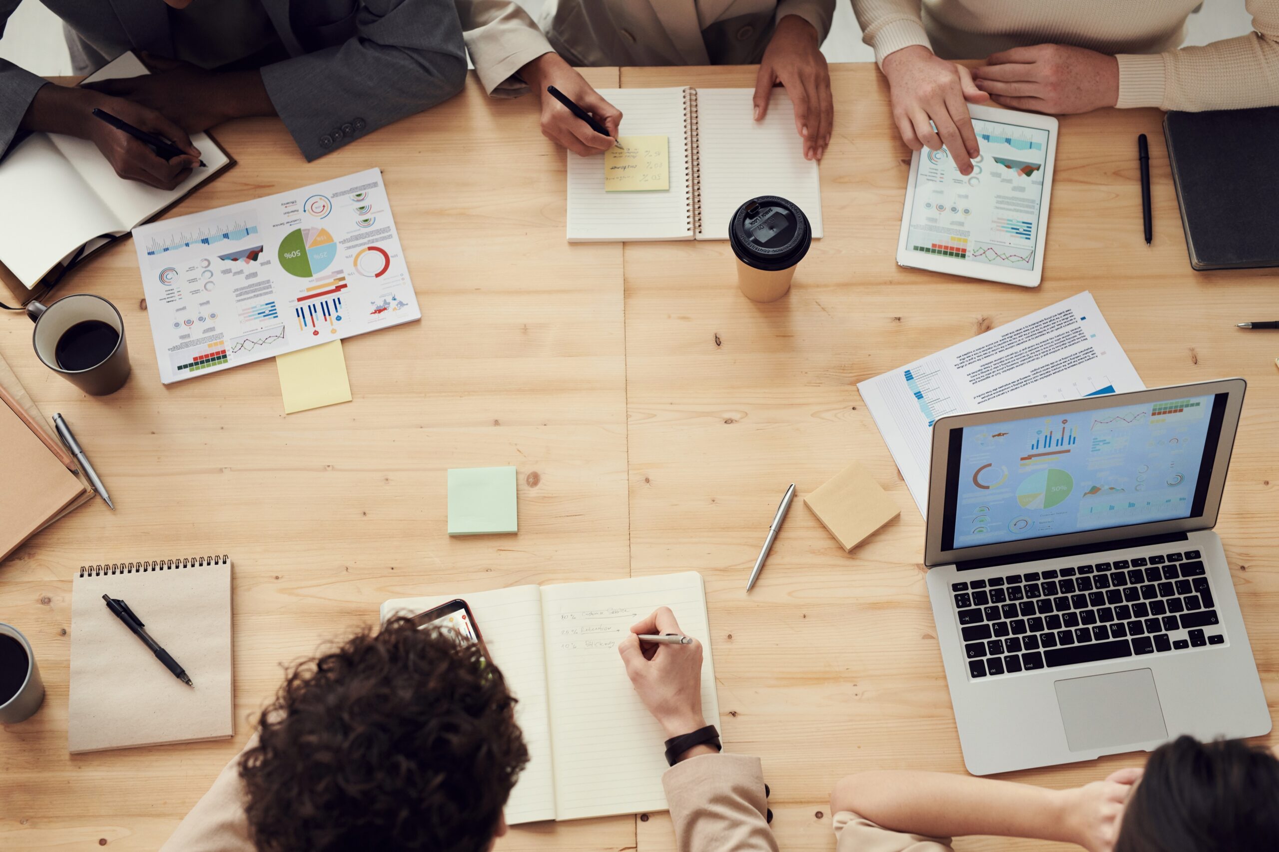 Teammeeting zur Planung und Implementierung von Learning Management Systemen (LMS) als Teil der HR-Digitalisierung – unabhängige Beratung durch Baum Management Consulting & Education