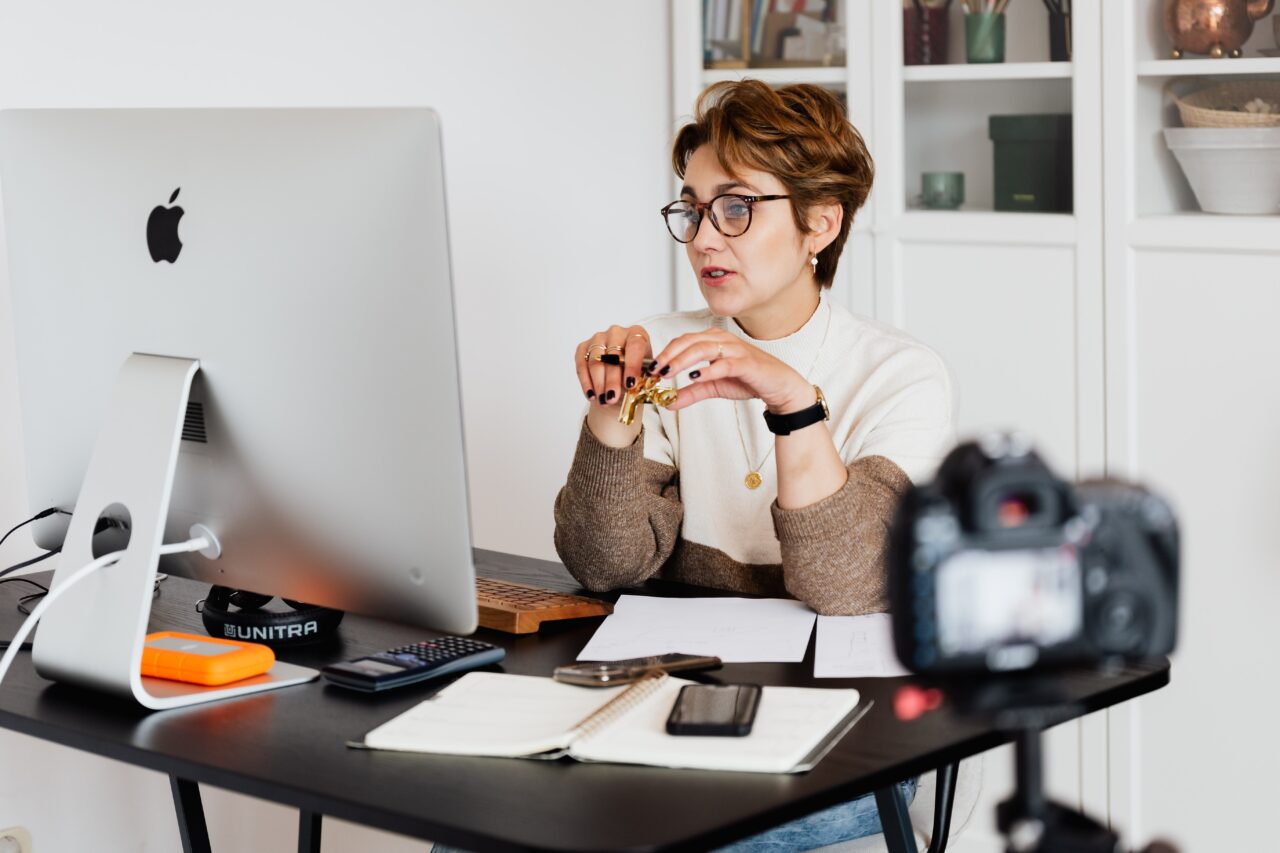 BMC Education – E-Learning Beratung und LMS-Strategie E-Learning Beraterin analysiert LMS-Strategie und Lernziele – BMC Education