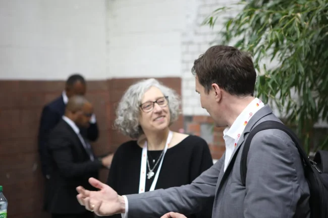 Dr. Kai Karin Baum im Gespräch mit einem Besucher beim Zukunftstag Mittelstand 2026 in Berlin – BMC Education