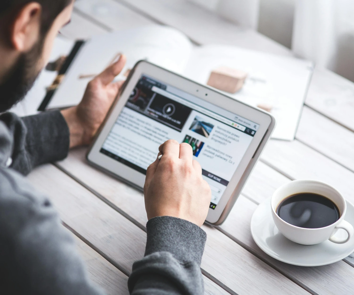 Mitarbeiter lernt mit Microlearning auf dem Tablet – digitale Weiterbildung flexibel im Alltag