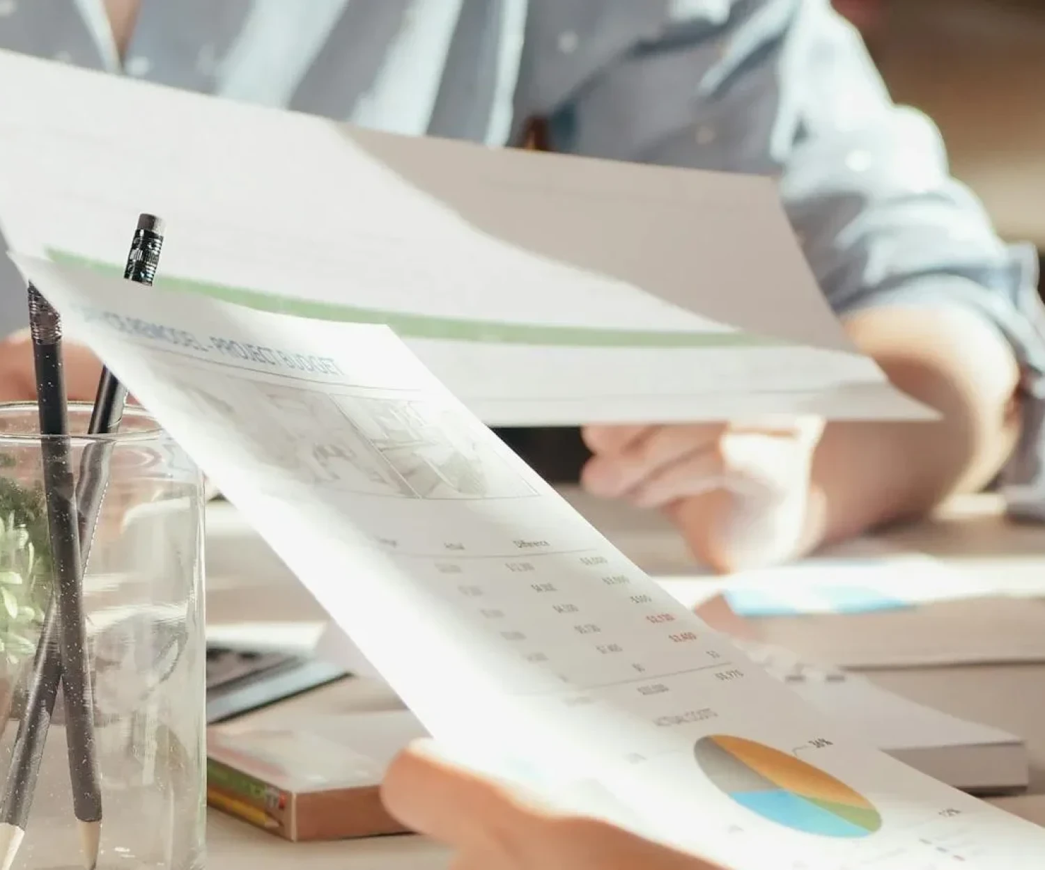 Person analysiert LMS Kosten und Budgetplanung – Was kostet ein Lernmanagementsystem für Unternehmen