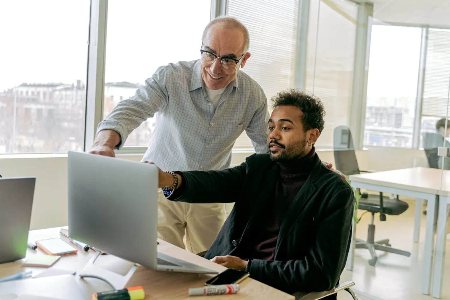 Führungskraft begleitet Mitarbeitenden am Computer – Employee Enablement und individuelle Kompetenzentwicklung im Unternehmen