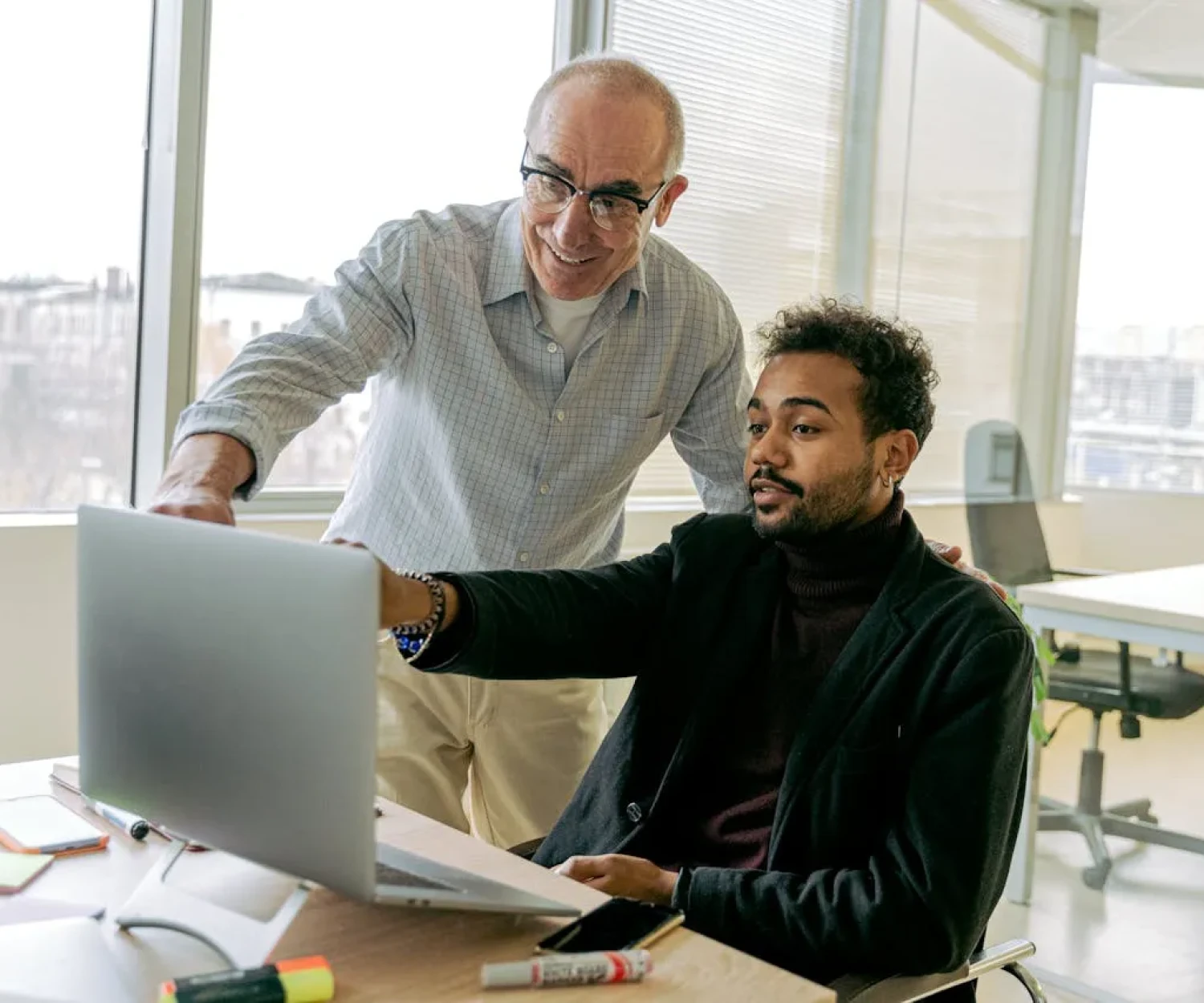 Führungskraft begleitet Mitarbeitenden am Computer – Employee Enablement und individuelle Kompetenzentwicklung im Unternehmen