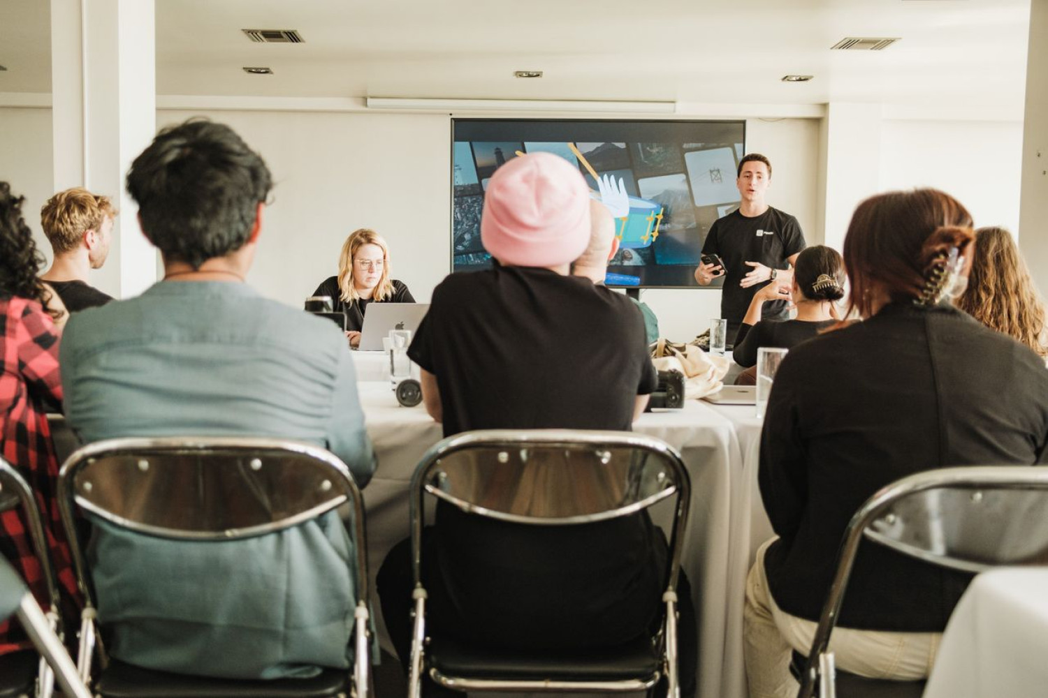 Team bei einer Schulung im Workshop-Format – LMS für NGOs
