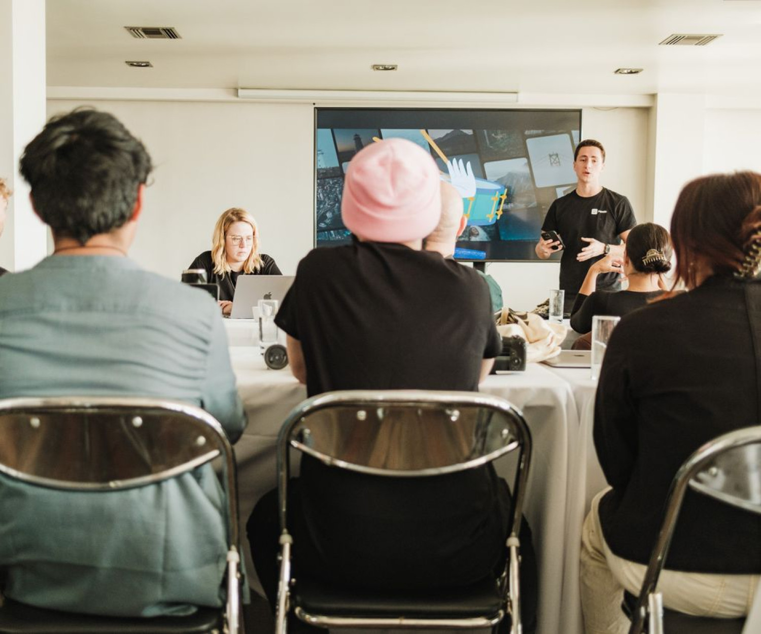 Team bei einer Schulung im Workshop-Format – LMS für NGOs